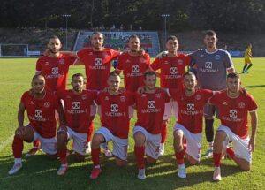 Септември (Тервел) победи Ботев (Нови пазар) с 2:0 Септември (Тервел) победи с 2:0 у дома Ботев (Нови пазар) в първия си мач от пролетния дял на сезон 2025/26 в Североизточната Трета лига. Срещата се игра на стадион "Кан Тервел", а шампионите записаха девета победа от девет мача този сезон. Ивайло Лазаров откри резултата в 30-ата минута, реализирайки преднина за "хановете" след доминация на терена. През първото полувреме възпитаниците на Георги Иванов - Геша пропуснаха още няколко добри положения пред вратата на съперника. През втората част пропуските продължиха, но в 85-ата минута Петър Георгиев оформи крайния резултат от точно изпълнена дузпа. С този успех Септември остава на първо място в класирането, с равен брой точки с втория тим. В следващия си мач "хановете" гостуват на Аксаково.