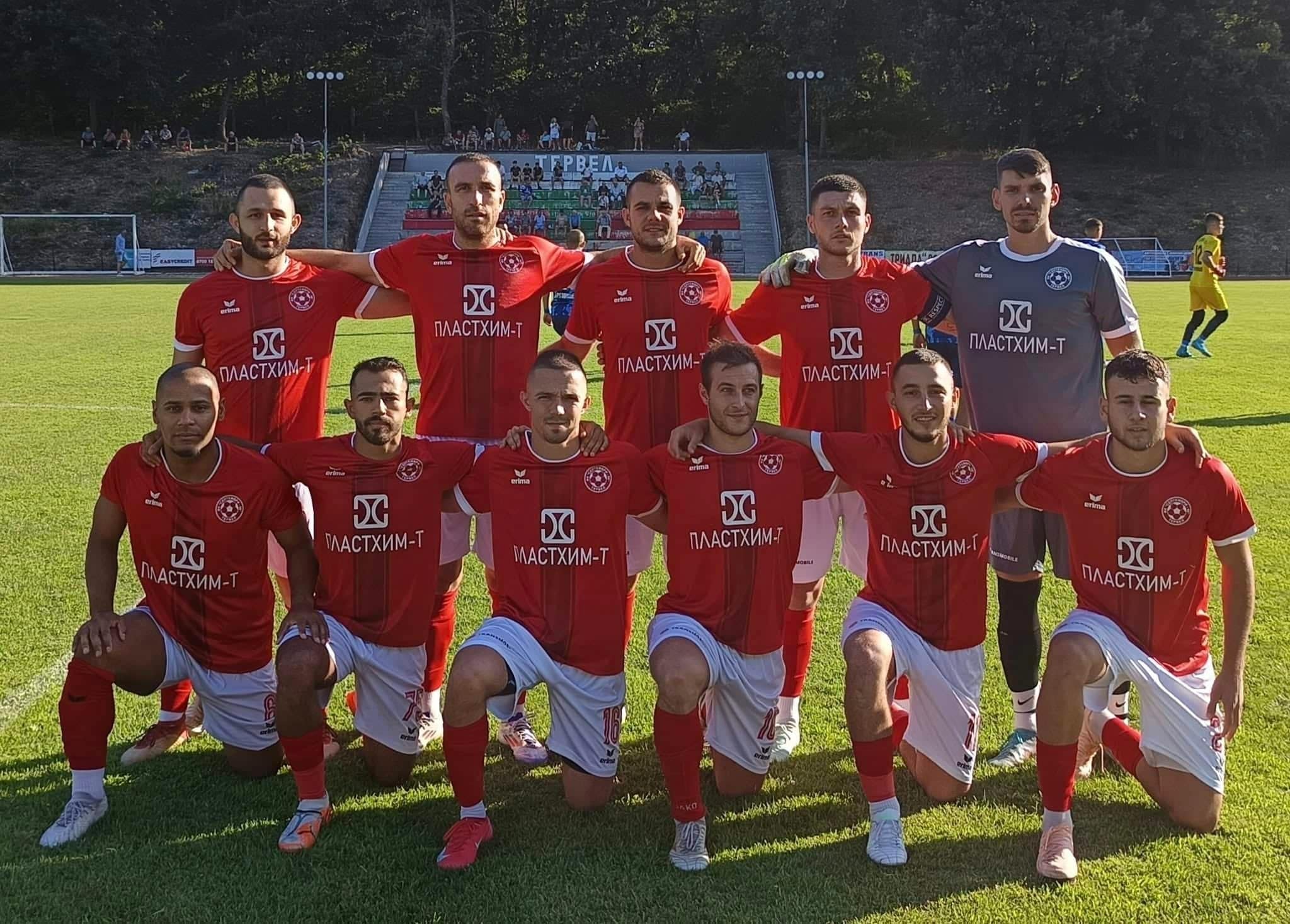 Септември (Тервел) победи Ботев (Нови пазар) с 2:0 Септември (Тервел) победи с 2:0 у дома Ботев (Нови пазар) в първия си мач от пролетния дял на сезон 2025/26 в Североизточната Трета лига. Срещата се игра на стадион "Кан Тервел", а шампионите записаха девета победа от девет мача този сезон. Ивайло Лазаров откри резултата в 30-ата минута, реализирайки преднина за "хановете" след доминация на терена. През първото полувреме възпитаниците на Георги Иванов - Геша пропуснаха още няколко добри положения пред вратата на съперника. През втората част пропуските продължиха, но в 85-ата минута Петър Георгиев оформи крайния резултат от точно изпълнена дузпа. С този успех Септември остава на първо място в класирането, с равен брой точки с втория тим. В следващия си мач "хановете" гостуват на Аксаково.