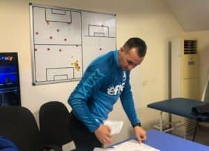 Созопол загуби у дома от Левски (Карлово) с 0:2 ФК Созопол отстъпи с 0:2 на Левски (Карлово) в среща от 22-ия кръг на Югоизточната Трета лига. След мача старши треньорът Петър Кюмюрджиев коментира представянето на отбора. „Неприятен резултат за нас, но с оглед играта Левски Карлово напълно заслужено спечели. Те се приспособиха по-добре към терена - изключително лош терен на нашия стадион“, коментира Кюмюрджиев пред официалния сайт на ФК Созопол след края на двубоя. „Явно и умората си каза думата. Както вече казах и преди това, на нас това бе пети мач от началото на втория полусезон, докато за гостите от Карлово – едва втория. Но не правим трагедии, продължаваме по план и се готвим за мача с Марица Милево“, добави наставникът. „Бяхме уморени от предишния мач и това си оказа влияние. А също така и отсъствието на двама от основните ни футболисти - Стоян Кижев и Митко Николов. Все пак ние не разполагаме с безкраен списък с равностойни играчи. В следващия двубой ще отсъстват още двама, но пък други се завръщат. Ние продължаваме да следваме нашия план и цели през сезона“, завърши специалистът.