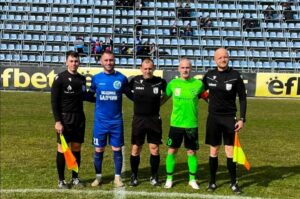 Устрем (Дончево) отстъпи с 1:4 при визитата си на Черноморец (Балчик) в среща от 19-ия кръг на Североизточната Трета лига. През първото полувреме „зелените“ изостанаха с три гола след хеттрик на Мартин Янакиев. В началото на втората част Иван Цачев намали на 1:3 от дузпа, отсъдена за нарушение срещу самия него. В 81-ата минута домакините вкараха четвърти гол и оформяха крайния резултат. В следващия кръг ФК Устрем приема дублиращия тим на Черно море (Варна) на 8 март от 14:00 часа.