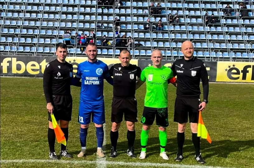 Устрем (Дончево) отстъпи с 1:4 при визитата си на Черноморец (Балчик) в среща от 19-ия кръг на Североизточната Трета лига. През първото полувреме „зелените“ изостанаха с три гола след хеттрик на Мартин Янакиев. В началото на втората част Иван Цачев намали на 1:3 от дузпа, отсъдена за нарушение срещу самия него. В 81-ата минута домакините вкараха четвърти гол и оформяха крайния резултат. В следващия кръг ФК Устрем приема дублиращия тим на Черно море (Варна) на 8 март от 14:00 часа.