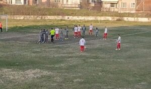 Асеновец (Асеновград) завърши 1:1 със Загорец (Нова Загора) в 22-и кръг на Югоизточната Трета лига Асеновец (Асеновград) не успя да вземе трите точки и направи равенство 1:1 с гостуващия Загорец (Нова Загора) в двубой от 22-ия кръг на Югоизточната Трета лига. Това бе втори пореден мач, в който тимът на старши треньора Манол Георгиев остава непобеден, като и днес „сините“ създадоха редица възможности за успех. Първите минути бяха доминирани от домакините, които до петата минута пропуснаха две добри възможности. В първата минута Джунейт Яшар стреля от пряк свободен удар в стената, а в петата Никола Лалев не успя да реализира изгоден шанс. Въпреки натиска, гостите откриха резултата в 7-ата минута чрез Мариан Тонев. Загорец проведе добра атака по лявото крило, Тонев получи топката на ръба на засадата в наказателното поле и я опъна в мрежата зад вратаря Димитър Костов. След попадението Асеновец имаше няколко положения, но първото полувреме завърши при 0:1 за отбора от Нова Загора. След почивката домакините повишиха темпото и започнаха да натискат по-настойчиво. В 76-ата минута Асеновец стигна до изравняване — Филип Колев изпълни пряк свободен удар, вратарят Диан Вълков изби, но топката попадна в Ангел Димитров, който с добавка я прати във вратата за 1:1. В оставащото време Асеновец продължи да търси победата и създаде още положения. Една от най-чистите възможности бе в 85-ата минута, когато Кристиан Апостолов с глава не успя да преодолее отново Диан Вълков.