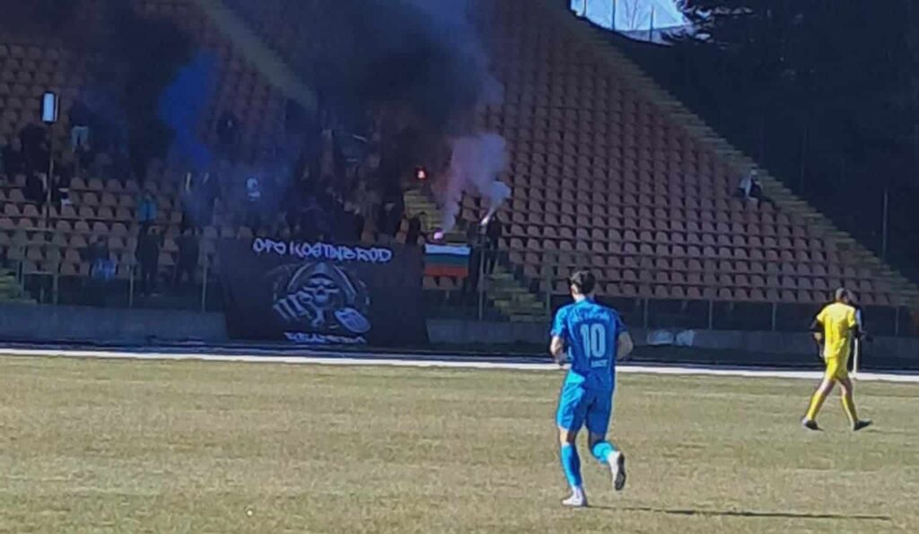 ОФК Костинброд загуби с 1:2 при визитата на Пирин (Разлог) ОФК Костинброд отстъпи с 1:2 при гостуването си на Пирин (Разлог) в мач от 21-ия кръг на Югозападната Трета лига. Домакините откриха резултата още в третата минута след контраатака. През първото полувреме нашият тим доминираше и създаде множество положения, но не успя да стигне до изравняване. Второто полувреме започна зле за нас и Пирин реализира и втори гол от пряк свободен удар. В края на редовното време Радослав Василев отбеляза от дузпа за крайното 1:2, но оставащото време не беше достатъчно за нещо повече. Благодарим на верните фенове за невероятната подкрепа и се надяваме в следващите два домакински мача да им донесем поводи за радост!