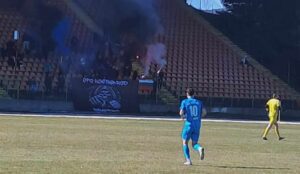 ОФК Костинброд загуби с 1:2 при визитата на Пирин (Разлог) ОФК Костинброд отстъпи с 1:2 при гостуването си на Пирин (Разлог) в мач от 21-ия кръг на Югозападната Трета лига. Домакините откриха резултата още в третата минута след контраатака. През първото полувреме нашият тим доминираше и създаде множество положения, но не успя да стигне до изравняване. Второто полувреме започна зле за нас и Пирин реализира и втори гол от пряк свободен удар. В края на редовното време Радослав Василев отбеляза от дузпа за крайното 1:2, но оставащото време не беше достатъчно за нещо повече. Благодарим на верните фенове за невероятната подкрепа и се надяваме в следващите два домакински мача да им донесем поводи за радост!