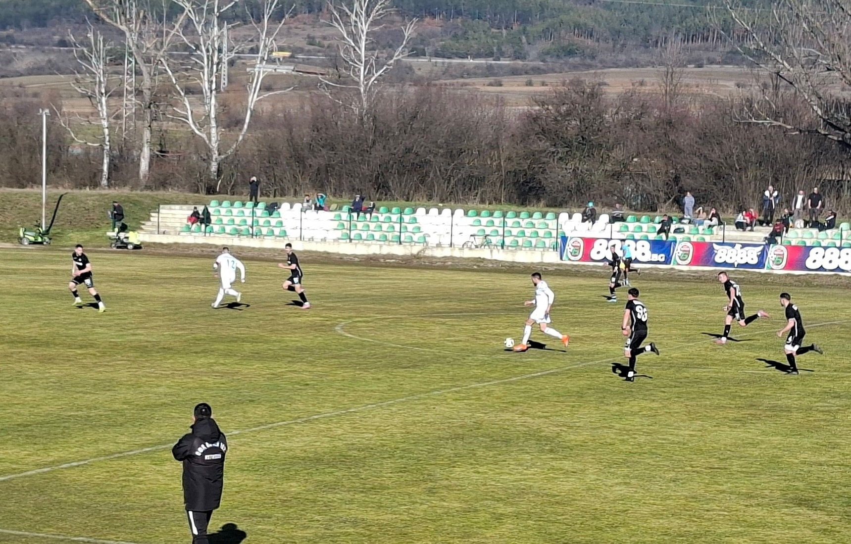 Ботев (Ихтиман) направи 0:0 със Славия II в 21 кръг на Югозападната Трета лига Ботев (Ихтиман) остана на нула при домакинството си срещу дублиращия отбор на Славия, завършвайки двубоя от 21-ия кръг на Югозападната Трета лига при резултат 0:0. Ихтиманци доминираха по хода на срещата, но късметът и завършващите удари не бяха на тяхна страна. Гостите от Славия също създадоха няколко опасни положения през първото полувреме, но намесата на вратаря Иван Дерменджиев запази вратата суха до почивката. В 55-ата минута Дерменджиев получи червен картон и тимът на Ботев остана с човек по-малко. Десет минути по-късно домакините получиха право да изпълнят дузпа, но изпълнителят Борислав Балджийски не успя да преодолее вратаря Росен Койчев, който отрази удара. При атаката за дузпата контузия получи Божидар Чуканов. Въпреки равенството, Ботев (Ихтиман) остава на трето място в класирането с 36 точки, следван от ФК Кюстендил и дубъла на Славия с по 34 точки. Следващият мач за ихтиманци е гостуване на Сливнишки герой на 7 март от 15:00 часа.