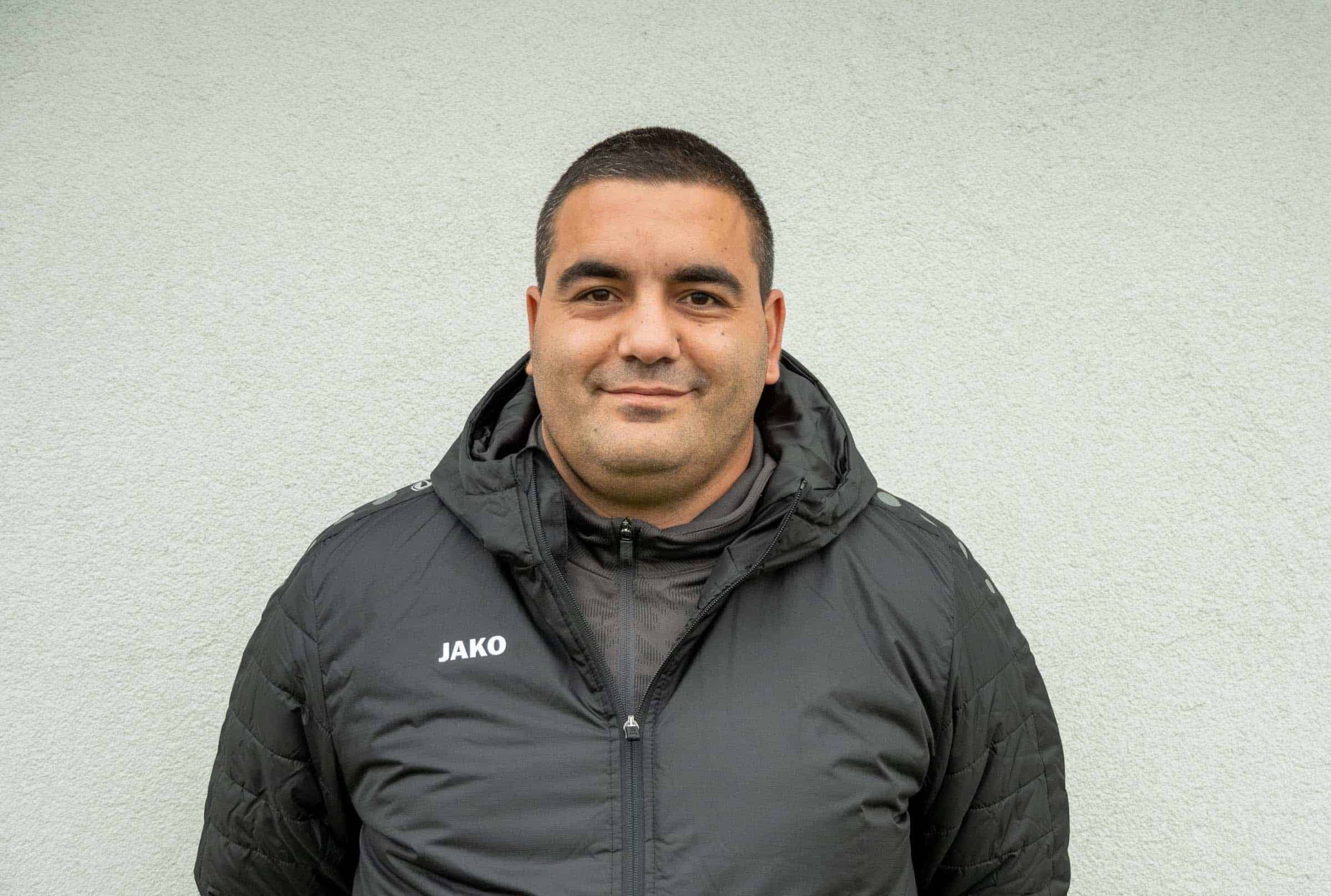 ФК Аксаково записа втори успех през 2026 година, след като надделя като гост над Спартак II (Варна) с 2:1 в среща от 19-ия кръг на Североизточната Трета лига. Помощник-треньорът Десислав Дяков сподели своето мнение за мача. „През първото полувреме тотално ги надиграхме, но през втората част се поизморихме и в последните 20 минути гледахме да съхраним аванса си. Определено на футболистите им дойде тежко да играят на изкуствения терен. Въпреки това имахме 2-3 положения на контри и през втората част. През първата Калоян Тодоров и Димитър Димитров изпуснаха 2 стопроцентови ситуации. Хубаво е да реализираме тези ситуации, за да си затворим по-рано мача и да дишаме спокойно.“, сподели Дяков. Това беше едва втора победа на отбора далеч от дома през настоящия сезон. „Определено е още по-приятно да спечелим като гости.“, завърши играещият помощник в тима.