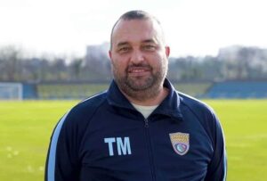 ФК Димитровград загуби у дома с 0:1 от Марица (Пловдив) Тодор Манев, треньор на ФК Димитровград, призна, че е най-големият желаещ отборът да трупа точки след силните си прояви, каквото бе днешното срещу Марица (Пловдив). "Жълто-сините" обаче отстъпиха с 0:1 у дома в среща от 22-ия кръг на Югоизточната Трета лига. "На мен най-много ми се иска да вземем точки, но днес не успяхме. През второто полувреме играхме доста добре. Доволен съм от нашия отбор. Каквото говорихме, го направихме. Но малкото точки ни тежат.", каза празнуващият днес имен ден специалист. Димитровград показа добра игра, но все още остава под зоната на спасението. "За мен отборът като отбор, като футболисти, като характери е много добър. Двама основни дефанзивни халфове ми липсваха днес, капитанът Васил Сантов и Горан Ахмед. Това не е оправдание, защото имаме резерви. Отборът ми се вижда много добре, но и програмата ни е много тежка.", добави още Манев. В следващия кръг ФК Димитровград гостува на Спартак (Пловдив), а след това приема Загорец (Нова Загора). "Ще се борим навсякъде. Това е ясно. Но като играем добре срещу силните, е хубаво да вземем нещо, за да се види, че този труд не остава не възнаграден.", завърши Тодор Манев.