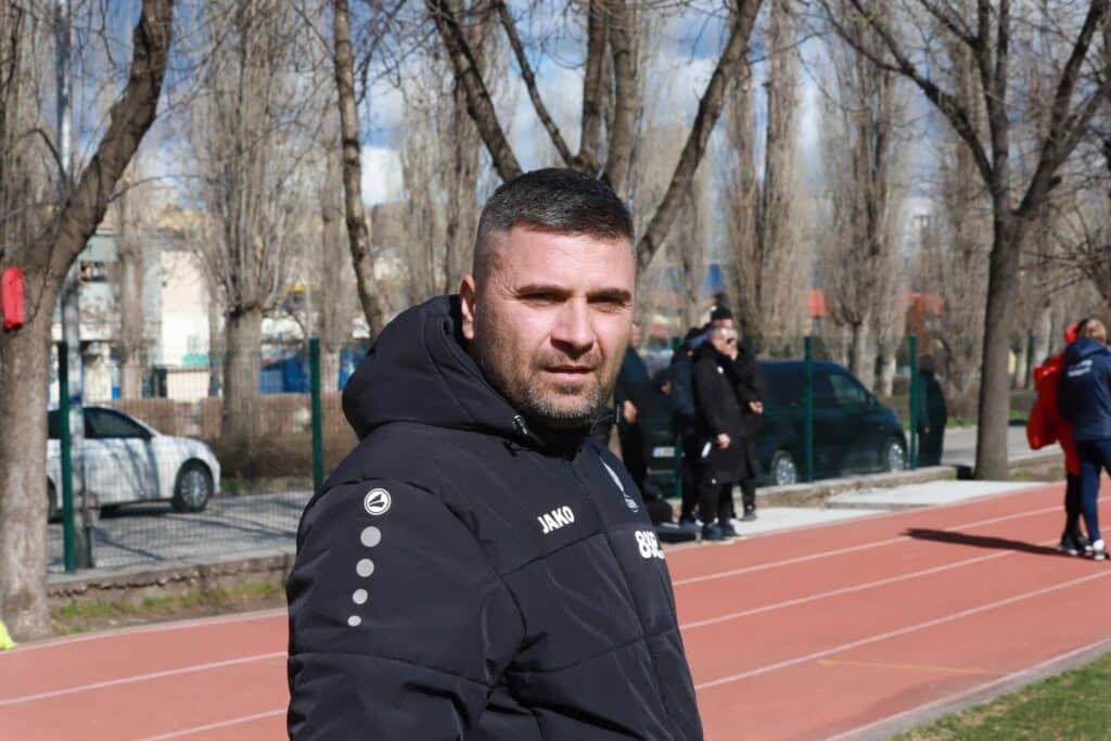 ОФК Хасково разгроми Атлетик (Куклен) с 4:0 на „Хасково“ ОФК Хасково победи Атлетик (Куклен) с убедителното 4:0 на своя стадион „Хасково“ и записа важни три точки в шампионата. „Директният червен картон през първото полувреме със сигурност наклони везните в наша полза, но това си е част от играта. Имахме още доста положения, който пропуснахме. Смятам, че ранният гол през второто полувреме предреши мача.“, заяви скромно Желев след двубоя. Преди този мач хасковлии имашеха две поредни загуби от Марица (Милево) — една в първенството и една за Купата на Аматьорската лига. В срещите с тима от село Милево ОФК Хасково бе домакинствал на изкуствения терен на стадион „Младост“, а днес направи успешното си завръщане на стадион „Хасково“. „Имахме нужда от тази победа, защото ни чакат две тежки гостувания. Дори беше задължително да спечелим. Шекеров ни липсваше, но все пак срещата се разви добре.“, добави още наставникът на „червените“. Отборът почти няма време за почивка — следващият шампионатен мач е във вторник, 3 март, когато ОФК Хасково гостува на Гигант (Съединение). „Важното е, че днес победихме. Сега трябва да отдъхнем и да отидем с пълни сили в Съединение.“, завърши Живко Желев.