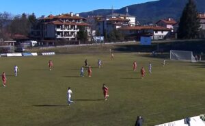 ФК Банско направи 1:1 срещу Септември II София ФК Банско завърши наравно 1:1 у дома срещу Септември II София в среща от 21-ия кръг на Югозападната Трета лига. Домакините могат да съжаляват, че не взеха трите точки, тъй като водеха до около 80-ата минута, когато гостите успяха да изравнят. В 41-ата минута едно от зимните попълнения, Хенри Тач, откри резултата за Банско. След атака и центриране отдясно, Фикийн стреля, но топката срещна гредата. Тя обаче попадна в Хенри Тач, който я прати във вратата на столичния отбор. В края на двубоя, при изпълнение на статично положение, дубълът на Септември изравни. След центриране вратарят Ивайло Крумов изби топката, но защитата не успя да я изчисти и играч на гостите я прати в мрежата за крайното 1:1. Следващият мач на ФК Банско е на 7 март — гостуване на ФК Кюстендил.