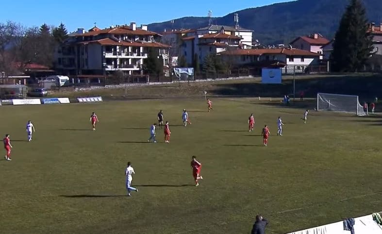 ФК Банско направи 1:1 срещу Септември II София ФК Банско завърши наравно 1:1 у дома срещу Септември II София в среща от 21-ия кръг на Югозападната Трета лига. Домакините могат да съжаляват, че не взеха трите точки, тъй като водеха до около 80-ата минута, когато гостите успяха да изравнят. В 41-ата минута едно от зимните попълнения, Хенри Тач, откри резултата за Банско. След атака и центриране отдясно, Фикийн стреля, но топката срещна гредата. Тя обаче попадна в Хенри Тач, който я прати във вратата на столичния отбор. В края на двубоя, при изпълнение на статично положение, дубълът на Септември изравни. След центриране вратарят Ивайло Крумов изби топката, но защитата не успя да я изчисти и играч на гостите я прати в мрежата за крайното 1:1. Следващият мач на ФК Банско е на 7 март — гостуване на ФК Кюстендил.