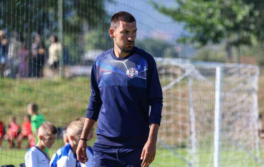 Честит рожден ден на Валентин Валентинов! Днес рожден ден празнува старши треньорът на ОФК Костинброд 2012 Валентин Валентинов. Младият специалист пое отбора през зимата, проведе подготовката за пролетния дял от сезон 2025/26 в Югозападната Трета лига и продължава да променя "сините" към по-добро. Под негово ръководство Костинброд вече записа два официални мача. Валентинов навършва днес 28 години. Пожелаваме му здраве, щастие и да продължава да се развива с темпото, което да го изведе сред водещите в професията. Нека играчите на Костинброд му подарят победа още в събота!