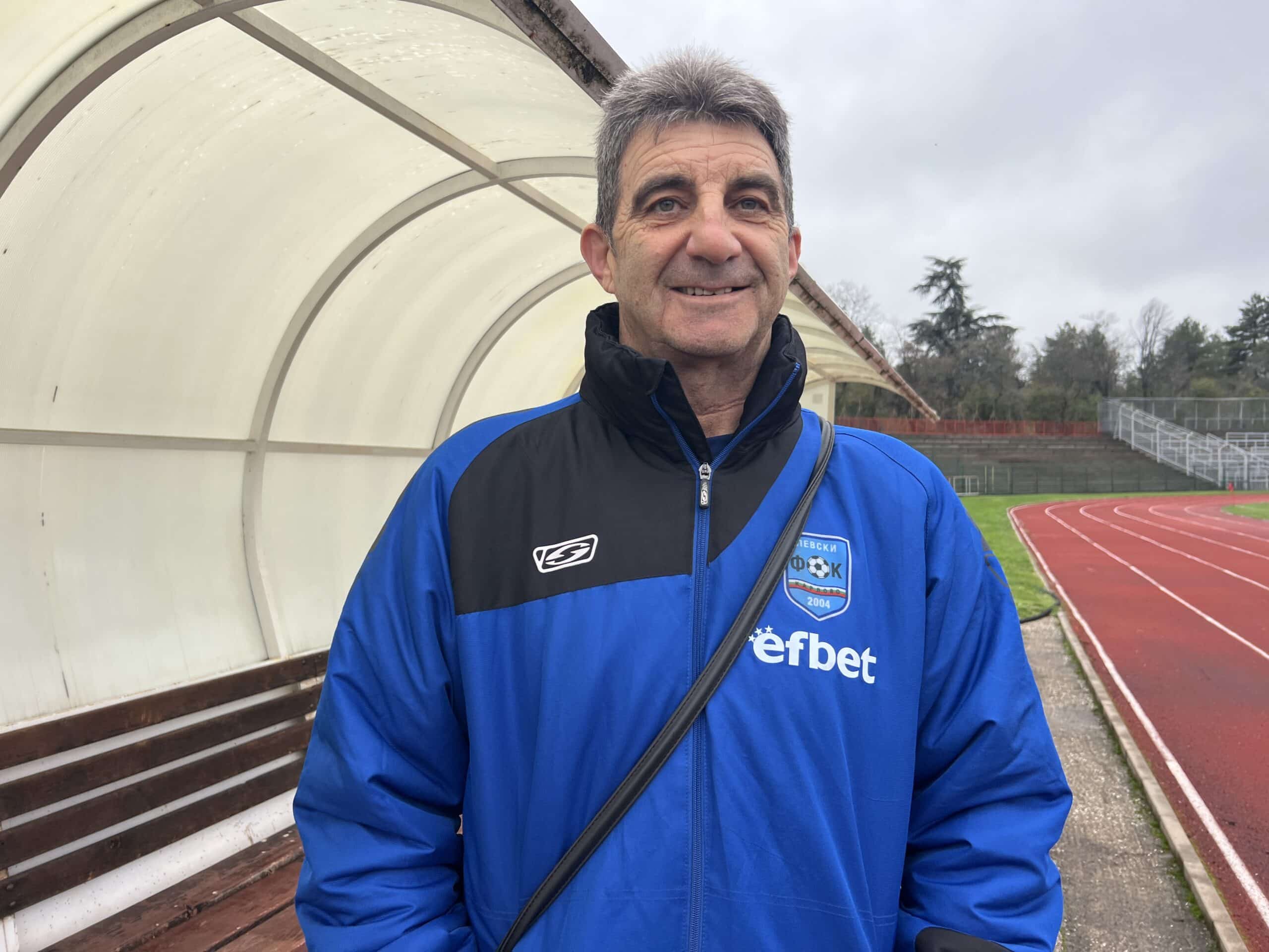 Техническият директор на Левски (Карлово) преди мача със СФК Раковски Техническият директор на Левски (Карлово) Мирослав Банчевски коментира очакванията си преди утрешния двубой срещу СФК Раковски. Срещата от 21-ия кръг на Югоизточната Трета лига първоначално беше отложена заради тежката метеорологична обстановка в страната на 21 февруари. Реваншът е насрочен за 3 март от 15 часа и ще се играе на стадион "Васил Левски" в Карлово. "Ще играем за победа за публиката. Мисля, че ако играта ни се получи, ще успеем да спечелим. Момчетата искат да победим, за да изтрием лошия спомен от срещата с този съперник от първия полусезон.", заяви Банчевски. През лятото карловци отстъпиха с 2:3 при гостуването си на този противник, след като пропуснаха няколко изключително чисти ситуации и допуснаха гол в самия край на мача. В момента Левски показва подобрена игра и вече записа два успеха, като не е допуснал гол в тях. "Трябва да затвърдим доброто впечатление, което правим от началото на пролетния полусезон. Предпоставките за един празничен двубой са налице – хубаво време, очакваме повече фенове, дори и привърженици на гостите, перфектен терен, всичко ще е добре. Само остава да победим. ", добави още Банчевски.