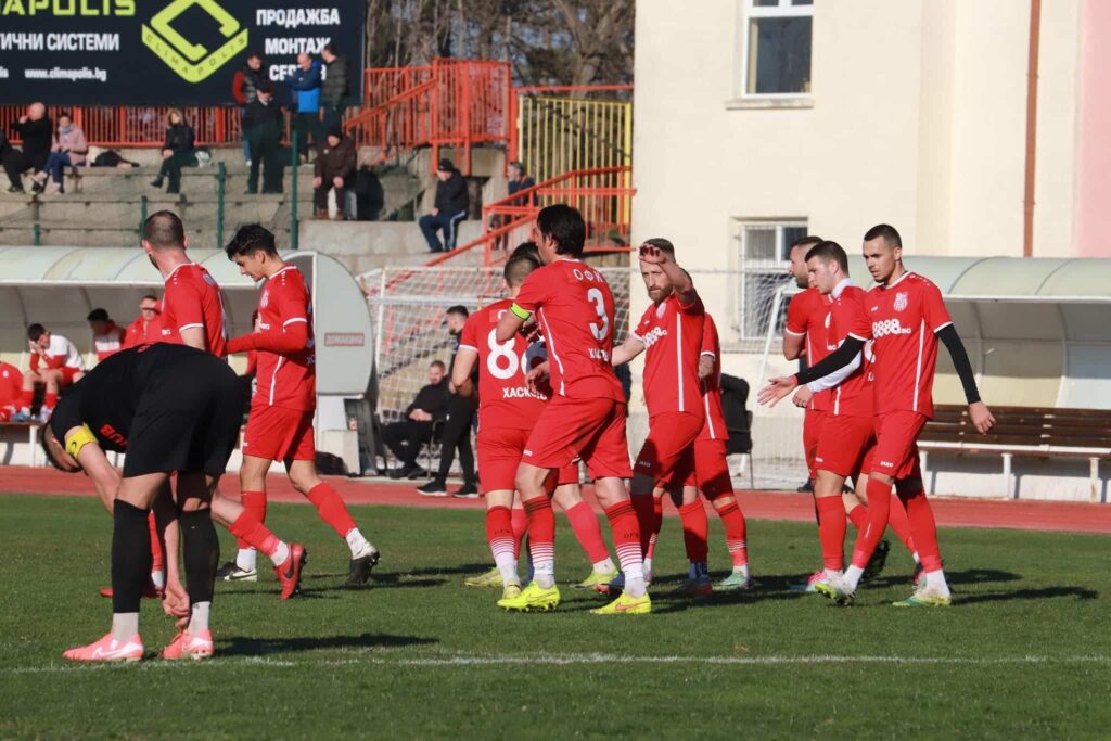 ОФК Хасково гостува на Гигант (Съединение) на 3 март ОФК Хасково ще играе срещу Гигант (Съединение) на 3-ти март, вторник, от 15:00 часа в отложен мач от 21-ия кръг на Югоизточната Трета лига. Двубоят първоначално беше насрочен за 21-ви февруари, но бе отложен заради лоши атмосферни условия. Отборът пътува в пълен състав — защитникът Дамян Чаушев се завърна в игра още в миналия кръг след възстановяване от контузия. Голмайсторът на тима Юлий Шекеров ще отсъства заради наказание; той пропусна победата с 4:0 над Атлетик (Куклен) в събота. Това беше първата победа на възпитаниците на Живко Желев тази пролет. ОФК Хасково заминава за Съединение с амбицията да вземе трите точки, след като в първата им среща с Гигант двубоят от втория кръг на шампионата у дома завърши 2:2.