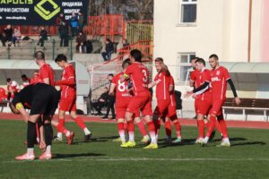 ОФК Хасково гостува на Гигант (Съединение) на 3 март ОФК Хасково ще играе срещу Гигант (Съединение) на 3-ти март, вторник, от 15:00 часа в отложен мач от 21-ия кръг на Югоизточната Трета лига. Двубоят първоначално беше насрочен за 21-ви февруари, но бе отложен заради лоши атмосферни условия. Отборът пътува в пълен състав — защитникът Дамян Чаушев се завърна в игра още в миналия кръг след възстановяване от контузия. Голмайсторът на тима Юлий Шекеров ще отсъства заради наказание; той пропусна победата с 4:0 над Атлетик (Куклен) в събота. Това беше първата победа на възпитаниците на Живко Желев тази пролет. ОФК Хасково заминава за Съединение с амбицията да вземе трите точки, след като в първата им среща с Гигант двубоят от втория кръг на шампионата у дома завърши 2:2.