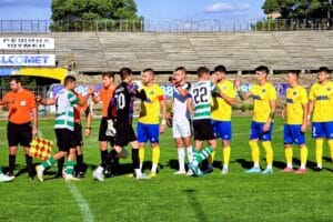 Волов-Шумен 2007 загуби с 0:1 от Черно море II Волов-Шумен 2007 отстъпи с 0:1 на Черно море II (Варна) в първия си мач за 2026 година. Двубоят от 19-ия кръг на Североизточната Трета лига се игра на стадион "Корабостроител" в квартал Аспарухово, където теренът не беше в оптимално състояние за футболна среща. Единственото попадение падна през първата част, когато домакините се възползваха от лоша позиция на вратаря на шуменци Петър Илиев и го преодоляха с прехвърлящ удар. През втората част "жълто-сините" създадоха няколко добри положения, но не успяха да изравнят резултата. За Волов-Шумен 2007 в този мач липсваха опитните Румен Николов, играещият старши треньор Цветан Илиев и Васил Добрев, а капитанът Христо Станчев влезе в игра през последните 10 минути. В следващия кръг Волов-Шумен 2007 ще приеме дублиращия тим на Спартак (Варна).