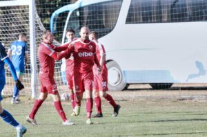 Георги Фикийн наказан с 1 мач Футболистът на ФК Банско Георги Фикийн бе наказан с 1 мач лишаване от състезателни права. Той получи петия си жълт картон при равенството 1:1 срещу дублиращия отбор на Септември (София) през уикенда. Поради това Фикийн ще пропусне гостуването на ФК Кюстендил на 7 март.