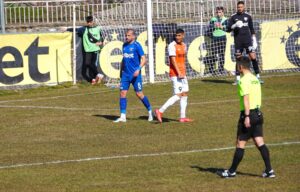 Мартин Костов наказан с един мач Защитникът на Струмска слава (Радомир) Мартин Костов получи наказание от един двубой след победата с 1:0 в дербито срещу Рилски спортист през уикенда. Бранителят получи петия си жълт картон, което автоматично води до санкция от един мач. В следващия си мач обаче Струмска слава печели служебно срещу отказалия се Витоша (Бистрица) на 7 март, когато на практика Костов ще изтърпи наказанието си.