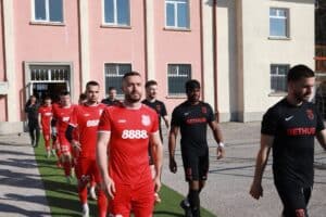 ОФК Хасково ще изиграе второто си гостуване за седмицата в Мъглиж. Тимът на Живко Желев ще се изправи срещу Розова долина (Казанлък) в събота, 7 март, от 15:00 часа. Двубоят е от 23-ия кръг на шампионата. Мачът няма да се играе в дома на „Розите“, тъй като стадионът им „Севтополис“ е в ремонт. Припомняме, че днес хасковлии гостуват на Гигант (Съединение) в отложен мач от 21-вия кръг на Югоизточната Трета лига.