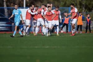 Рилски спортист (Самоков) срещу Германея (Сапарева баня) — втори опит за първи домакински мач Рилски спортист (Самоков) ще приеме Германея (Сапарева баня) на стадион "Искър" в опит номер две да изиграе първия си домакински двубой за пролетната кампания. Срещата е утре, 4 март, от 15:00 часа. Мачът от 20-ия кръг на първенството в Югозападната Трета лига първоначално беше насрочен за 21 февруари, но бе отложен заради обилния снеговалеж тогава. След загубата от Струмска слава (Радомир) в събота авансът на лидера в класирането бе стопен до една точка, но Рилски спортист има отличен шанс да го възстанови до четири. Именно Германея бе първият тим, победен от "скиорите" през този сезон — в мач от третия кръг Рилски спечели с 2:0 визитата си в Сапарева баня. Освен това самоковци са в серия от три поредни домакински победи.