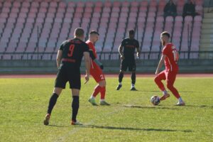 Атлетик (Куклен) посреща дублиращия отбор на Локомотив (Пловдив) Атлетик (Куклен) е домакин на дублиращия отбор на Локомотив (Пловдив) в отложен мач от 21-и кръг на Югоизточната Трета лига. Двубоят е на 4 март от 15:00 ч. в Куклен и ще бъде втори за новия старши треньор Ванчо Траянов, който пое отбора след Стефан Генов. Баските от Куклен все още нямат победа от началото на 2026 година — в първия си мач за годината записаха 1:1 срещу Нефтохимик, а през уикенда претърпяха тежко поражение при гостуването на ОФК Хасково с 0:4. Наставникът Ванчо Траянов няма да може да разчита на наказания Реджеп Халил, който бе санкциониран за два мача след червения картон срещу Хасково. През есента Атлетик (Куклен) победи с 1:0 при гостуването си в Пловдив.