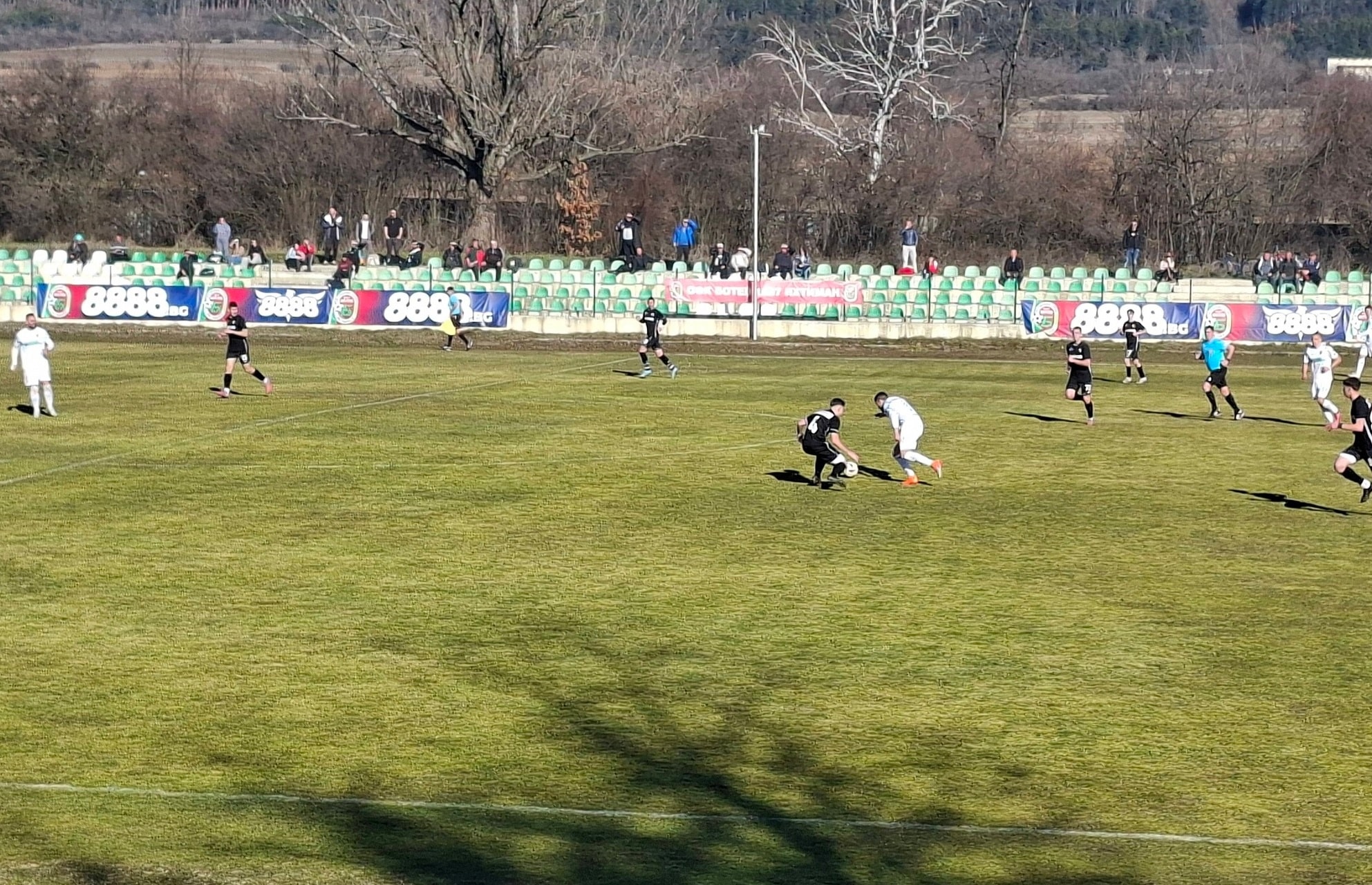 Ботев (Ихтиман) ще играе като гост срещу Сливнишки герой (Сливница) в събота, 7 март, с начален час 13:00. По първоначална програма двубоят трябваше да започне в 15:00, но е изместен с два часа по-рано. В предишния си мач ихтиманци направиха 0:0 на собствен терен срещу дублиращия отбор на Славия. За визитата в Сливница старши треньорът Валери Свиленов няма да може да разчита на титулярния вратар Иван Дерменджиев, който е наказан след червен картон срещу „белите“.