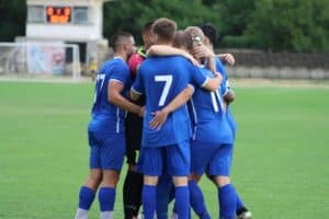 Левски (Карлово) победи ФК Раковски с 2:1 в първото си домакинство за годината Левски (Карлово) записа трета поредна победа през пролетния полусезон в Югоизточната Трета лига, след като се наложи с 2:1 над ФК Раковски в първия си домакински мач за тази година. „Сините“ доминираха през по-голямата част от срещата и имаха възможности за ранно изразително предимство, но резултатът се откри в 32-ата минута, когато Рангел Игнатов вкара първия гол. Игнатов оформи и крайното отличие, реализирайки второ попадение през второто полувреме в 69-ата минута — при мача той и уцели и греда. В 78-ата минута гостите намалиха след изпълнение на първия си корнер в срещата, но това не промени развоя и Левски удържа победата. След успехите над Секирово и Созопол тимът от Карлово вече има три поредни победи и актив от 41 точки — с една повече от точките, събрани през целия минал минал сезон. Освен това „сините“ са с шест точки аванс пред четвъртия Марица (Милево). Следващият двубой за Левски (Карлово) е от 23-ия кръг и отново е на домашен терен срещу Родопа (Смолян). Срещата е в събота, 7 март, от 15:00 часа.