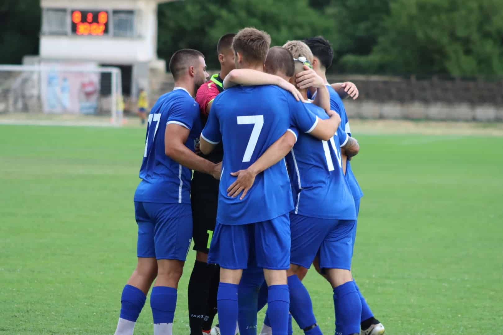 Левски (Карлово) победи ФК Раковски с 2:1 в първото си домакинство за годината Левски (Карлово) записа трета поредна победа през пролетния полусезон в Югоизточната Трета лига, след като се наложи с 2:1 над ФК Раковски в първия си домакински мач за тази година. „Сините“ доминираха през по-голямата част от срещата и имаха възможности за ранно изразително предимство, но резултатът се откри в 32-ата минута, когато Рангел Игнатов вкара първия гол. Игнатов оформи и крайното отличие, реализирайки второ попадение през второто полувреме в 69-ата минута — при мача той и уцели и греда. В 78-ата минута гостите намалиха след изпълнение на първия си корнер в срещата, но това не промени развоя и Левски удържа победата. След успехите над Секирово и Созопол тимът от Карлово вече има три поредни победи и актив от 41 точки — с една повече от точките, събрани през целия минал минал сезон. Освен това „сините“ са с шест точки аванс пред четвъртия Марица (Милево). Следващият двубой за Левски (Карлово) е от 23-ия кръг и отново е на домашен терен срещу Родопа (Смолян). Срещата е в събота, 7 март, от 15:00 часа.