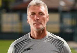 Марица (Милево) завърши 1:1 срещу Секирово (Раковски) в отложен мач Марица (Милево) направи равенство 1:1 срещу Секирово (Раковски) в отложен мач от 21 кръг на Югоизточната Трета лига. Старши треньорът Иван Кочев коментира двубоя веднага след края му. "Получихме гол след рикошет, след което изравнихме и от там започнахме да пропускаме положение след положение. Още през първото полувреме спокойно можехме да вкараме втори гол, с което да успокоим мача. Но отново не бяхме достатъчно концентрирани", коментира старши треньорът Иван Кочев пред официалния сайт на Марица Милево. "През второто полувреме буквално играхме на една врата. Ударихме няколко пъти гредите, а противникът разчиташе предимно на контраатаки. И истината е, че можеше да ни изненадат неприятно при една от тях", добави още наставникът.