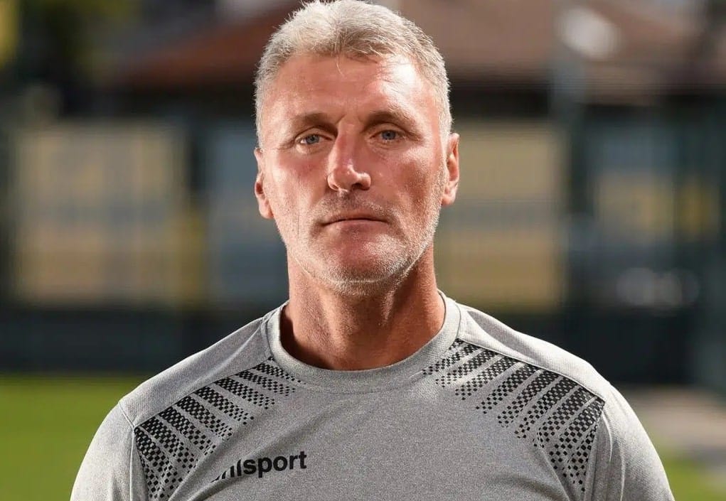 Марица (Милево) завърши 1:1 срещу Секирово (Раковски) в отложен мач Марица (Милево) направи равенство 1:1 срещу Секирово (Раковски) в отложен мач от 21 кръг на Югоизточната Трета лига. Старши треньорът Иван Кочев коментира двубоя веднага след края му. "Получихме гол след рикошет, след което изравнихме и от там започнахме да пропускаме положение след положение. Още през първото полувреме спокойно можехме да вкараме втори гол, с което да успокоим мача. Но отново не бяхме достатъчно концентрирани", коментира старши треньорът Иван Кочев пред официалния сайт на Марица Милево. "През второто полувреме буквално играхме на една врата. Ударихме няколко пъти гредите, а противникът разчиташе предимно на контраатаки. И истината е, че можеше да ни изненадат неприятно при една от тях", добави още наставникът.