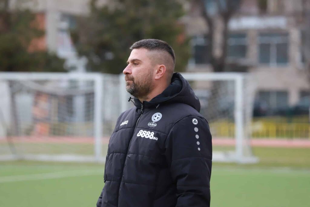 ОФК Хасково победи Гигант (Съединение) с 2:0 ОФК Хасково се поздрави с домакинска победа 2:0 над Гигант (Съединение). След мача старши треньорът Живко Желев коментира представянето на тима. "Честно казано, играхме слабо, но ги излъгахме. Имахме чисти положения, но те стояха по-добре игрово. Пак червеният картон през първото полувреме за тях оказа влияние, но предполагам, че Юлий Шекеров щеше да вкара за 2:0, защото излезе сам срещу вратаря и го фаулираха на границата на наказателното поле. След това се опитаха, държаха топката, но нямаха нищо пред нашата врата. Същевременно ние изпуснахме едно чисто положение в 45 минута. През второто пак се игра повече в нашата половина, като и двата тима имахме по два шанса, които пропуснахме. Накрая вкарахме втори гол и спечелихме.", заяви Желев. Двубоят обаче не мина без неприятности за хасковлии — един от футболистите получи контузия, а друг бе изгонен. "Единствените лоши неща са контузията на Керимджан Игнатов и червения картон на Дамян Чаушев. Важното е, че взехме три точки. Надявам се Керимджан да се оправи за събота и да ни липсва само Дамян. Събраха ни се 3 мача за 7-8 дни, за което не сме готови, но ще стиснат зъби. Макар и да беше грозна победата днес, ще се помни, че сме взели 3 точки, а не как сме играли.", завърши наставникът на тима.