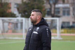 ОФК Хасково победи Гигант (Съединение) с 2:0 ОФК Хасково се поздрави с домакинска победа 2:0 над Гигант (Съединение). След мача старши треньорът Живко Желев коментира представянето на тима. "Честно казано, играхме слабо, но ги излъгахме. Имахме чисти положения, но те стояха по-добре игрово. Пак червеният картон през първото полувреме за тях оказа влияние, но предполагам, че Юлий Шекеров щеше да вкара за 2:0, защото излезе сам срещу вратаря и го фаулираха на границата на наказателното поле. След това се опитаха, държаха топката, но нямаха нищо пред нашата врата. Същевременно ние изпуснахме едно чисто положение в 45 минута. През второто пак се игра повече в нашата половина, като и двата тима имахме по два шанса, които пропуснахме. Накрая вкарахме втори гол и спечелихме.", заяви Желев. Двубоят обаче не мина без неприятности за хасковлии — един от футболистите получи контузия, а друг бе изгонен. "Единствените лоши неща са контузията на Керимджан Игнатов и червения картон на Дамян Чаушев. Важното е, че взехме три точки. Надявам се Керимджан да се оправи за събота и да ни липсва само Дамян. Събраха ни се 3 мача за 7-8 дни, за което не сме готови, но ще стиснат зъби. Макар и да беше грозна победата днес, ще се помни, че сме взели 3 точки, а не как сме играли.", завърши наставникът на тима.