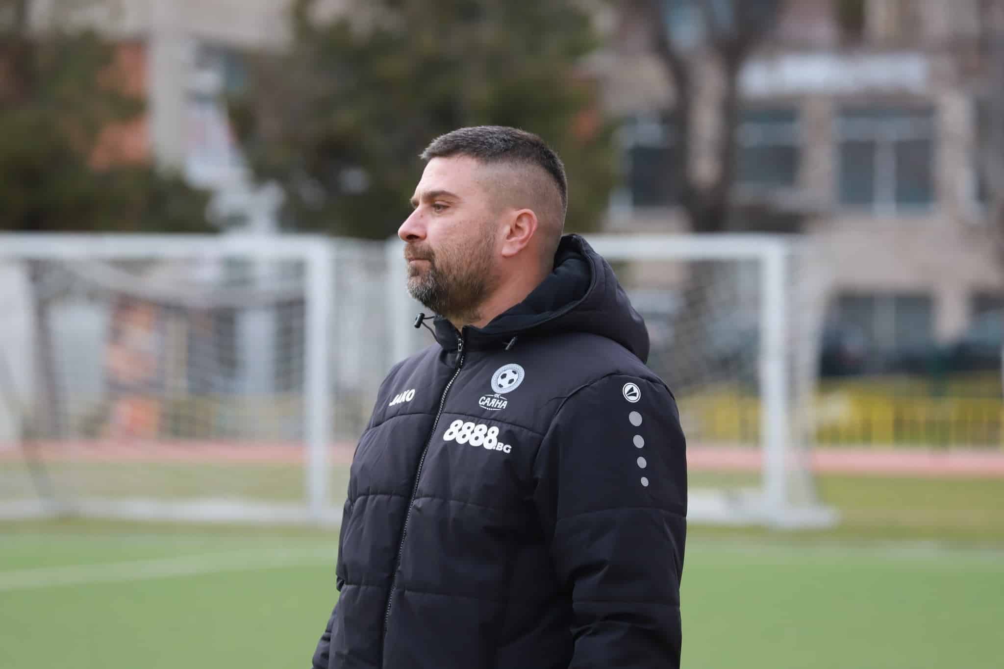 ОФК Хасково победи Гигант (Съединение) с 2:0 ОФК Хасково се поздрави с домакинска победа 2:0 над Гигант (Съединение). След мача старши треньорът Живко Желев коментира представянето на тима. "Честно казано, играхме слабо, но ги излъгахме. Имахме чисти положения, но те стояха по-добре игрово. Пак червеният картон през първото полувреме за тях оказа влияние, но предполагам, че Юлий Шекеров щеше да вкара за 2:0, защото излезе сам срещу вратаря и го фаулираха на границата на наказателното поле. След това се опитаха, държаха топката, но нямаха нищо пред нашата врата. Същевременно ние изпуснахме едно чисто положение в 45 минута. През второто пак се игра повече в нашата половина, като и двата тима имахме по два шанса, които пропуснахме. Накрая вкарахме втори гол и спечелихме.", заяви Желев. Двубоят обаче не мина без неприятности за хасковлии — един от футболистите получи контузия, а друг бе изгонен. "Единствените лоши неща са контузията на Керимджан Игнатов и червения картон на Дамян Чаушев. Важното е, че взехме три точки. Надявам се Керимджан да се оправи за събота и да ни липсва само Дамян. Събраха ни се 3 мача за 7-8 дни, за което не сме готови, но ще стиснат зъби. Макар и да беше грозна победата днес, ще се помни, че сме взели 3 точки, а не как сме играли.", завърши наставникът на тима.