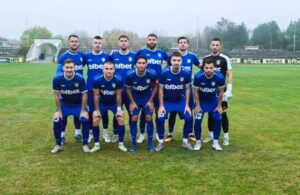 Гигант Съединение загуби с 0:2 от ОФК Хасково Гигант Съединение падна с 0:2 от ОФК Хасково в отложен мач от 21-ия кръг на Югоизточната Трета лига. Това бе пето поредно първенствено среща без победа за „гигантите“, които остават временно на 12-о място. Двубоят ще се запомни и със спорното съдийство на главния рефер Камен Терзиев, който няколко пъти подмина ситуации в полза на домакините от Съединение. Още в първите минути реферът изгони с директен червен картон бранителя на Гигант Атанас Ташолов, което остави тима от Съединение почти през целия мач в намален състав. По-късно показа различен критерий при подобна ситуация, когато не изгони играч на гостите. ОФК Хасково откри резултата в 12-ата минута чрез Керимджан Игнатов. След паузата Гигант опита да натиса, създаде доста положения, но не реализира. В хода на втората част реферските решения продължиха да предизвикват възражения, като няколко пъти еднакви ситуации бяха третирани различно. Девет минути преди края съдията даде втори жълт картон и на Дамян Чаушев от ОФК Хасково. В добавеното време гостите нанесоха и втори удар, оформяйки крайното 0:2.