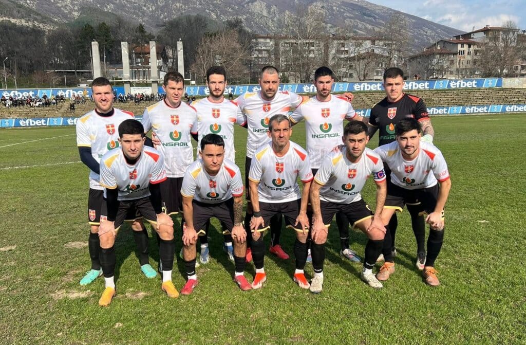 ФК Раковски загуби с 1:2 от Левски в Карлово в отложен мач от 21-ия кръг на Югоизточната Трета лига. Домакините, които заемат трето място във временното класиране и изглеждаха като много стойностен отбор, все повече започнаха да упражняват натиск през първото полувреме. Вратарят на ФК Раковски Милко Баданов трябваше два пъти да се намесва решително, докато гостите дебнеха за своя шанс. В 24-ата минута капитанът Петьо Атанасов пропусна чисто положение — не успя да натисне добре топката и тя профуча край вратата на Левски Карлово. В 31-ата минута колективна грешка в отбраната на Раковски даде възможност на капитана на Карлово Рангел Игнатов да овладее с гръб към вратата, да се завърти и да стреля пред погледа на трима защитници, през куп от играчи, и да открие резултата. Така двата тима се оттеглиха на почивка. На почивката Пламен Койрушки бе заменен от Георги Загорчев, а Валентин Маджарски — от Мартин Телбийски. Второто полувреме премина изцяло под диктовката на ФК Раковски. Отборът на Карлово се прибра дълбоко в своята половина и започна да изчиства топката хаотично. Когато над 130–140 души, пропътували разстоянието от Раковски до Карлово, очакваха изравнителен гол, нова грешка в защитата позволи на Рангел Игнатов да реализира второ попадение в 64-ата минута за 2:0. Стефан Попов намали на 1:2 в 75-ата минута. За да усилят нападението и да търсят изравнителен гол, в игра влязоха Денислав Куртев, Христо Ботевски и Любомир Романски. ФК Раковски (титулярен състав): Милко Баданов, Теодор Гишин, Станислав Работов, Пламен Койрушки, Георги Иванов, Стефан Петков, Стефан Попов, Валентин Маджарски, Петър Атанасов-капитан, Валери Домовчийски, Стефан Рабаджийски