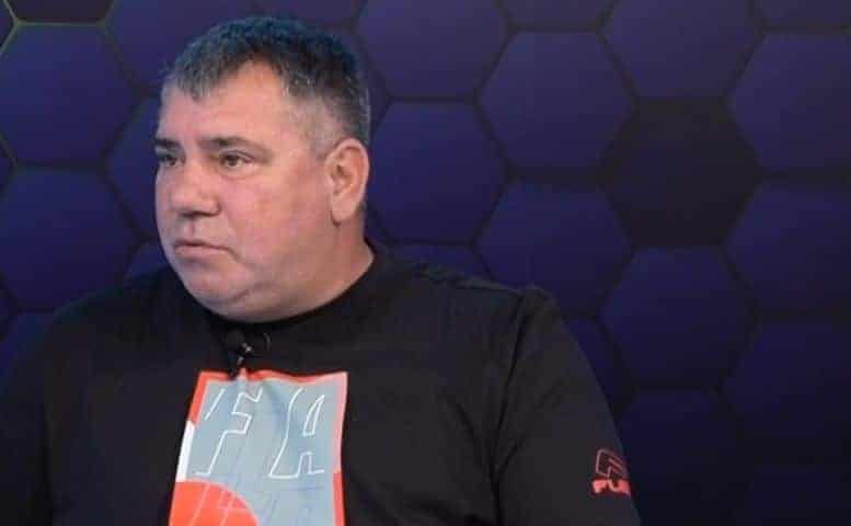 Гигант Съединение загуби 0:2 у дома от ОФК Хасково Гигант Съединение отстъпи с 0:2 срещу ОФК Хасково в отложен мач от 21 кръг на Югоизточната Трета лига. Загубата бе белязана и от съдийски спорни решения — реферът Камен Терзиев изгони в ранните минути с директен червен картон Атанас Ташолов, а домакините смятат, че бяха подминати при няколко явни ситуации в тяхна полза. След края на двубоя президентът на клуба Добри Козарев коментира пред официалния сайт срещата: „За пореден двубой играхме никак не лошо, дори напротив – надиграхме противника. Имахме много ситуации, но не успяхме да отбележим. Ние на практика цял мач играхме с 10 души." "Получихме гол още в ранните минути, който не успяхме да върнем, макар че имахме положения още до края на първото полувреме. Ако ме питате за съдийството – не искам да коментирам главния съдия в този двубой“, добави президентът на клуба.