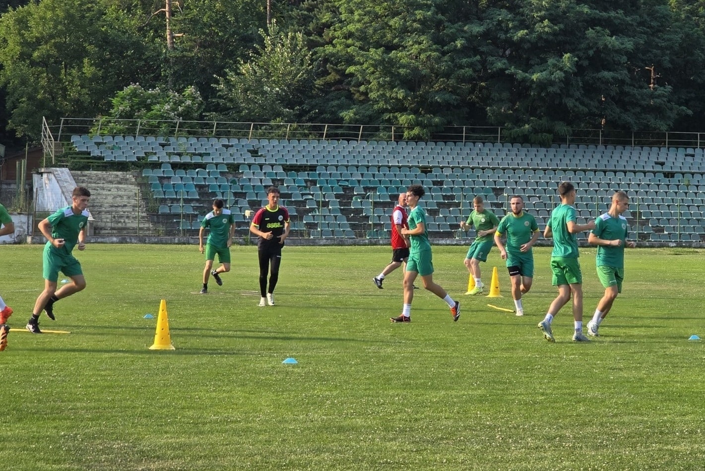 Пирин (Гоце Делчев) гостува на дублиращия отбор на Славия в 23-ия кръг Пирин (Гоце Делчев) ще гостува на дублиращия отбор на Славия в предстоящия 23 кръг на Югозападната Трета лига. Срещата е в събота, 7 март, от 15:00 ч. в столицата. Тимът от Гоце Делчев, воден от старши треньора Радослав Джугданов, ще се опита да удължи серията си до три мача без поражение. До момента отборът регистрира равенство с ФК Костинброд в отложен двубой и записа победа над ФК Кюстендил с 2:1 в последния си мач. След това гостуване започва и сгъстената програма за Пирин (Гоце Делчев). Тимът ще има отложен мач срещу Септември (София), а след това и домакинство на Сливнишки герой на 14 март. В рамките на една седмица отборът ще изиграе три двубоя.