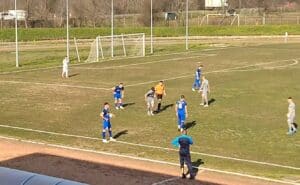 ФК Ямбол завърши 0:0 със Загорец в мач от 21 кръг на Югоизточна Трета лига ФК Ямбол направи равенство 0:0 срещу Загорец (Нова Загора) в отложен мач от 21 кръг на Югоизточната Трета лига. Ямболии вече са пет поредни мача без поражение, но днес имат основания за съжаление, че не успяха да вземат трите точки. Възпитаниците на старши треньора Николай Жечев създадоха и пропуснаха доста положения. През второто полувреме ситуациите пред вратата на домакините се редуваха една след друга. Последният пропуск бе в 93-ата минута, когато последва канонада от удари — първо на Иван Тошев, но топката спря в тялото на играч на Загорец, последва нов изстрел, който след рикошет излезе в ъглов удар.