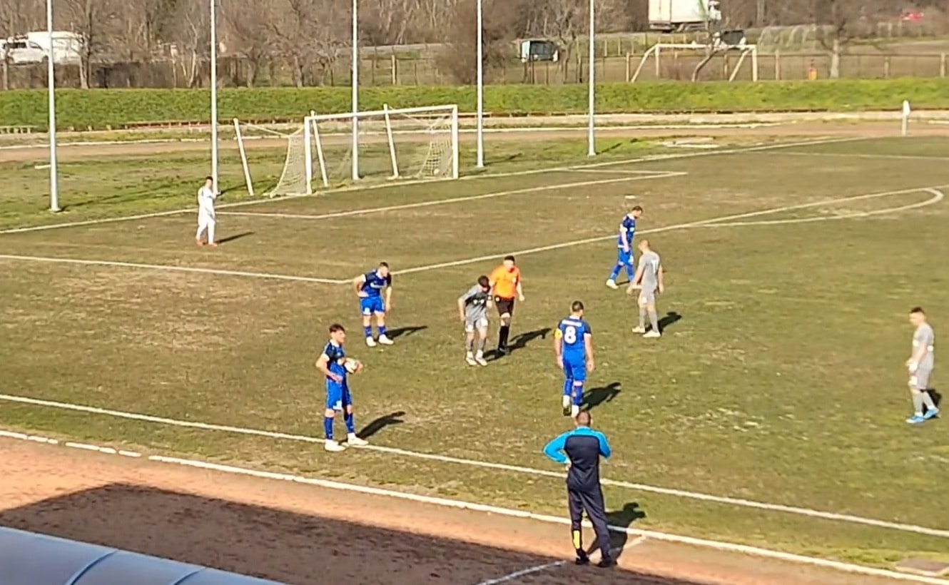 ФК Ямбол завърши 0:0 със Загорец в мач от 21 кръг на Югоизточна Трета лига ФК Ямбол направи равенство 0:0 срещу Загорец (Нова Загора) в отложен мач от 21 кръг на Югоизточната Трета лига. Ямболии вече са пет поредни мача без поражение, но днес имат основания за съжаление, че не успяха да вземат трите точки. Възпитаниците на старши треньора Николай Жечев създадоха и пропуснаха доста положения. През второто полувреме ситуациите пред вратата на домакините се редуваха една след друга. Последният пропуск бе в 93-ата минута, когато последва канонада от удари — първо на Иван Тошев, но топката спря в тялото на играч на Загорец, последва нов изстрел, който след рикошет излезе в ъглов удар.