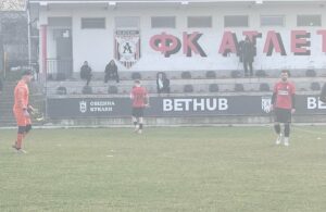 Атлетик (Куклен) загуби с 1:2 от дубъла на Локо (Пловдив) Атлетик (Куклен) допусна обрат и загуби домакинството си с 1:2 от дубъла на Локо (Пловдив). "Баските" поведоха, но не успяха да запазят преднината в отложен двубой от 21 кръг на Югоизточната Трета лига. В средата на първото полувреме Макджералд Уоха даде предимство на кукленци. Възобновявайки след почивката, домакините започнаха по-спокойно и бързо допуснаха два гола, които обърнаха срещата. След това "червено-черните" бяха по-активният отбор до края, но гостите се бранеха организирано и голово развитие нямаше.