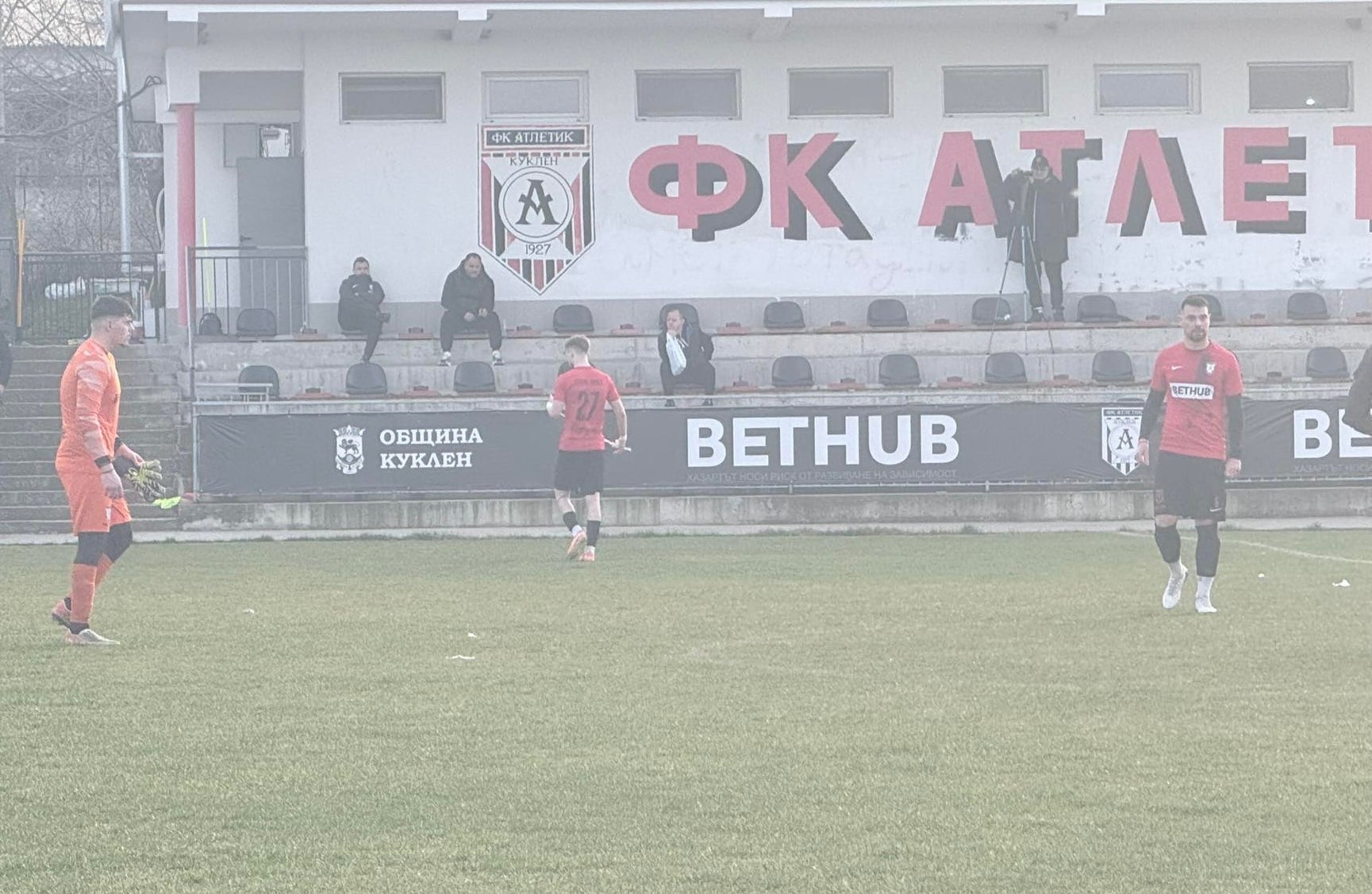 Атлетик (Куклен) загуби с 1:2 от дубъла на Локо (Пловдив) Атлетик (Куклен) допусна обрат и загуби домакинството си с 1:2 от дубъла на Локо (Пловдив). "Баските" поведоха, но не успяха да запазят преднината в отложен двубой от 21 кръг на Югоизточната Трета лига. В средата на първото полувреме Макджералд Уоха даде предимство на кукленци. Възобновявайки след почивката, домакините започнаха по-спокойно и бързо допуснаха два гола, които обърнаха срещата. След това "червено-черните" бяха по-активният отбор до края, но гостите се бранеха организирано и голово развитие нямаше.