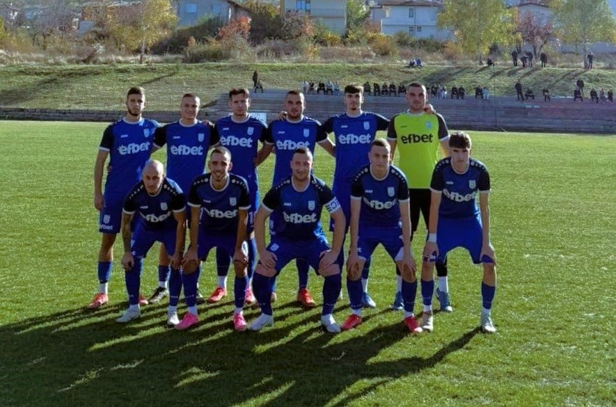 Германея (Сапарева баня) изпусна да изненада лидера Рилски спортист Германея (Сапарева баня) бе на косъм да нанесe изненада на лидера в Югозападната Трета лига — Рилски спортист. В отложен мач от 20-ия кръг тимът на Асен Нешев поведе в Самоков, но допусна обрат и загуби в последните секунди. Робертин Атанасов даде преднина на гостите след точно изпълнена дузпа, а до края на първата част домакините успяха да изравнят. На почивката наставникът Асен Нешев пусна в игра както новото попълнение — Владислав Златинов. През второто полувреме повече положения имаше отборът на Рилски спортист и в крайна сметка стигна до победното попадение в самия край — автър на Георги Божилов. Следващият мач на Германея е в събота (7 март) от 15:00 часа срещу ОФК Костинброд, където тимът ще гостува.