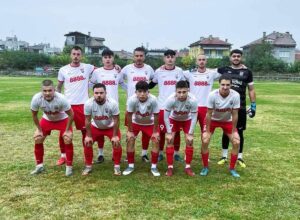 Асеновец посреща ФК Ямбол от 23‑ия кръг на Югоизточната Трета лига Асеновец (Асеновград) е домакин на ФК Ямбол в двубой от 23‑ия кръг на Югоизточната Трета лига. Срещата е в събота, 7 март, от 15:00 ч. на стадион „Шипка“ в Асеновград. Домакините идват след две поредни равенства и при нова неначетена загуба ще постигнат за първи път през сезона серия от три мача без поражение. Старши треньорът Манол Георгиев няма да може да разчита на наказания Петко Петков, както и на значителна група контузени играчи, сред които опитните Йордан Ковачев, капитанът Александър Христев и Атанас Зехиров. До последно ще се изчаква състоянието на някои футболисти, които пропуснаха срещата със Загорец. През есента Асеновец загуби визитата си в Ямбол с 1:2.