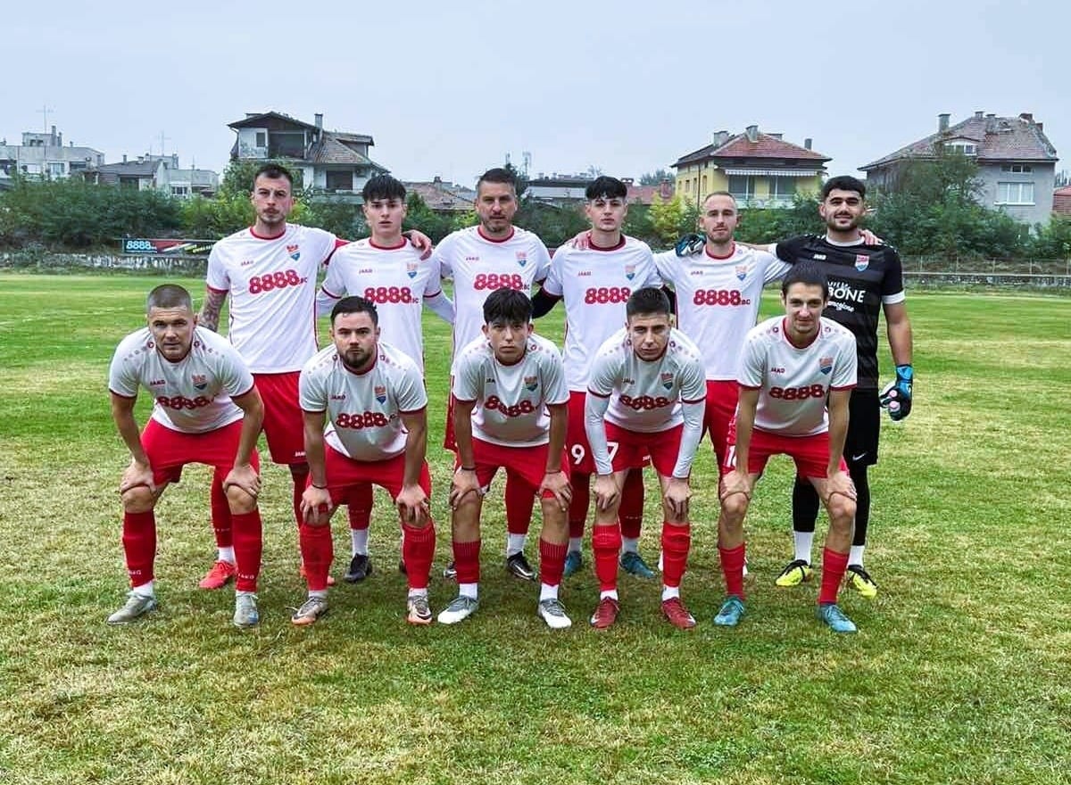 Асеновец посреща ФК Ямбол от 23‑ия кръг на Югоизточната Трета лига Асеновец (Асеновград) е домакин на ФК Ямбол в двубой от 23‑ия кръг на Югоизточната Трета лига. Срещата е в събота, 7 март, от 15:00 ч. на стадион „Шипка“ в Асеновград. Домакините идват след две поредни равенства и при нова неначетена загуба ще постигнат за първи път през сезона серия от три мача без поражение. Старши треньорът Манол Георгиев няма да може да разчита на наказания Петко Петков, както и на значителна група контузени играчи, сред които опитните Йордан Ковачев, капитанът Александър Христев и Атанас Зехиров. До последно ще се изчаква състоянието на някои футболисти, които пропуснаха срещата със Загорец. През есента Асеновец загуби визитата си в Ямбол с 1:2.