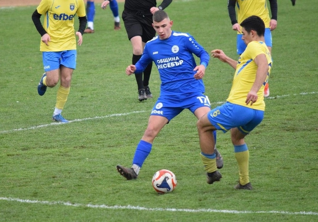 ОФК Несебър посреща дублиращия отбор на Локомотив (Пловдив) в 23 кръг Лидерът в Югоизточната Трета лига ОФК Несебър ще приеме дублиращия отбор на Локомотив Пловдив в среща от предстоящия 23 кръг. Двубоят е на 7 март (събота) от 15:00 часа на Градския стадион в Несебър. „Делфините“, водени от Мирослав Косев, излизат за задължителен успех след като в предишния кръг направиха 1:1 при гостуването на Нефтохимик. След 20 изиграни мача разликата на ОФК Несебър на върха е само 2 точки пред Марица (Пловдив). Наставникът няма проблеми с наказани футболисти след последната среща. През есента Несебър спечели гостуването си на Локомотив с 2:1.