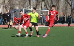 Марица (Милево) приема Созопол в 23-и кръг на Югоизточната Трета лига Марица (Милево) ще бъде домакин на Созопол в среща от 23-ия кръг на Югоизточната Трета лига. Двубоят е на 7 март (събота) от 15:00 ч. на стадиона в Милево. За тима, воден от старши треньора Иван Кочев, мачът има голямо значение, след като възпитаниците му не успяха да вземат трите точки в последните два кръга. Въпросните два мача бяха срещу отбори от Раковски — първо Марица загуби с 0:1 при визитата си на ФК Раковски, а в отложен двубой като домакин срещу Секирово тимът не успя да победи и завърши 1:1, при което останаха сериозни съмнения от съдийско естество. През есента Марица (Милево) отстъпи при гостуването си в Созопол с 1:2. За предстоящия мач след изтърпени наказания се завръщат Милен Танев, Стоян Митев и Христо Стоянов.