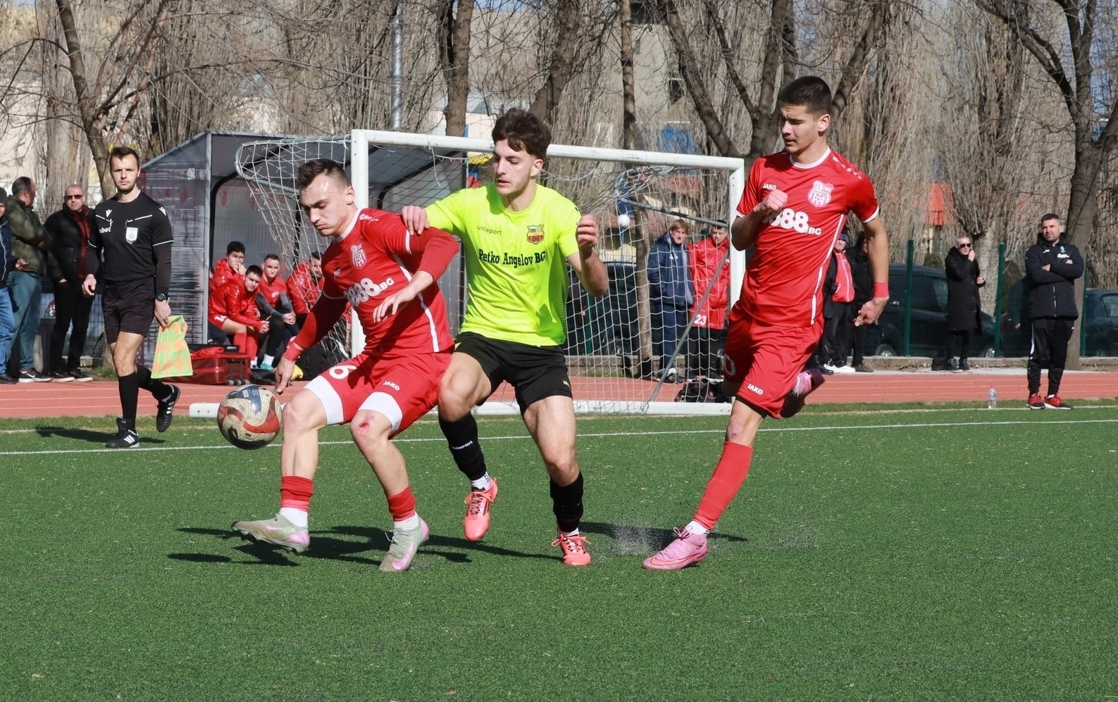 Марица (Милево) приема Созопол в 23-и кръг на Югоизточната Трета лига Марица (Милево) ще бъде домакин на Созопол в среща от 23-ия кръг на Югоизточната Трета лига. Двубоят е на 7 март (събота) от 15:00 ч. на стадиона в Милево. За тима, воден от старши треньора Иван Кочев, мачът има голямо значение, след като възпитаниците му не успяха да вземат трите точки в последните два кръга. Въпросните два мача бяха срещу отбори от Раковски — първо Марица загуби с 0:1 при визитата си на ФК Раковски, а в отложен двубой като домакин срещу Секирово тимът не успя да победи и завърши 1:1, при което останаха сериозни съмнения от съдийско естество. През есента Марица (Милево) отстъпи при гостуването си в Созопол с 1:2. За предстоящия мач след изтърпени наказания се завръщат Милен Танев, Стоян Митев и Христо Стоянов.