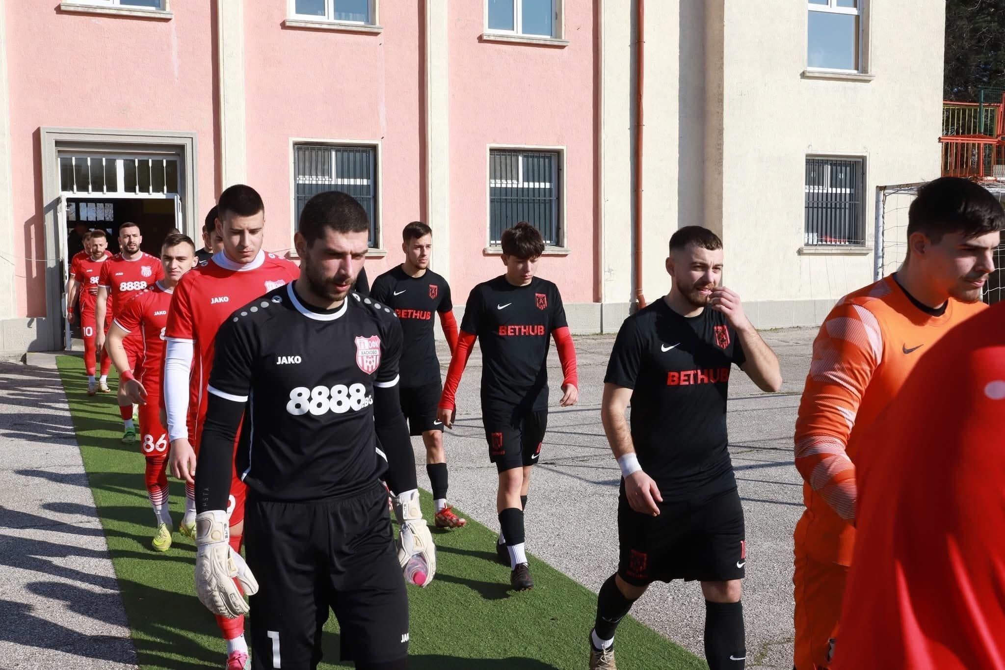 Атлетик (Куклен) посреща Секирово (Раковски) в 23-и кръг на Югоизточната Трета лига Атлетик (Куклен) е домакин на Секирово (Раковски) в мач от предстоящия 23 кръг на Югоизточната Трета лига. За „баските“ от Куклен това е един от най-ключовите двубои към този момент. Отборът, воден от новия старши треньор Ванчо Траянов, все още не е записал победа от началото на годината — в първите си три срещи тимът постигна равенство срещу Нефтохимик и записа две поредни загуби. И двата тима имат по 23 точки и макар да са на 10 точки от зоната с изпадащите, ситуацията предизвиква притеснение. През седмицата кукленци изиграха отложена среща срещу дубъла на Локомотив (Пловдив), в която поведоха с 1:0, но в крайна сметка загубиха с 1:2.