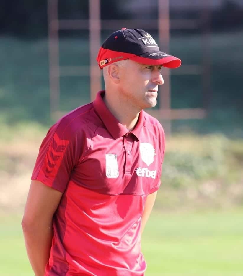 Борислав Хазуров напусна ФК Банско Борислав Хазуров обяви раздялата си с ФК Банско в ролята си на старши треньор. Наставникът застана начело на тима на 6 май 2024 година, когато замени Борис Галчев. До края на сезона Хазуров води тима в 6 двубоя, в които записа 3 победи, 1 равен и 2 загуби. През сезон 2024/2025 бе постигнат забележителен рейд. В първите 15 кръга ФК Банско НЕ загуби нито един мач, като фиксира 9 победи и 6 равенства. Първата загуба дойде едва на 9 ноември от Вихрен (Сандански). В края на сезона ФК Банско завърши на 5-о място, което бе изравнено най-добро класиране за последните 8 сезона (отборът зае 5-о място и през сезон 2017/2018). След края на сезона и по време на зимната пауза на настоящия шампионат банскалии промениха и обновиха сериозна част от състава, продължиха да привличат и залагат на млади футболисти, които имат бъдеще за добра дългосрочна основа. Сезон 2023/2024 6 мача, 3 победи, 1 равен, 2 загуби Сезон 2024/2025 36 мача, 15 победи, 11 равенства, 10 загуби Сезон 2025/2026 20 мача, 4 победи, 9 равенства, 7 загуби Общо: 62 мача, 22 победи, 21 равенства, 19 загуби