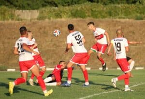 Мачът на Партизан (Червен бряг) с Ком е изтеглен с един час Първият двубой на Партизан (Червен бряг) от пролетния дял на сезон 2025/26 в Северозападната Трета лига беше изтеглен с час. Срещата с Ком (Берковица) ще започне в 14:00 часа в събота, 7-ми март, вместо планираните 15:00 часа. Двубоят ще се играе на стадион "Мрамор" в Берковица. Партизан ще се стреми към по-силен старт на втората половина от шампионата, след като през есента записа едва 2 победи, 3 равенства и допусна 5 поражения. В първия кръг тимът от Червен бряг завърши 1:1 с Ком у дома, а надеждите са за повторение на миналогодишния успех, когато Партизан спечели с 2:0 при гостуването си в Берковица.