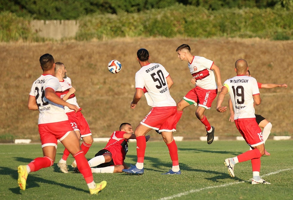 Мачът на Партизан (Червен бряг) с Ком е изтеглен с един час Първият двубой на Партизан (Червен бряг) от пролетния дял на сезон 2025/26 в Северозападната Трета лига беше изтеглен с час. Срещата с Ком (Берковица) ще започне в 14:00 часа в събота, 7-ми март, вместо планираните 15:00 часа. Двубоят ще се играе на стадион "Мрамор" в Берковица. Партизан ще се стреми към по-силен старт на втората половина от шампионата, след като през есента записа едва 2 победи, 3 равенства и допусна 5 поражения. В първия кръг тимът от Червен бряг завърши 1:1 с Ком у дома, а надеждите са за повторение на миналогодишния успех, когато Партизан спечели с 2:0 при гостуването си в Берковица.